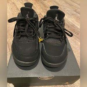 Authentic Jordan 4 Retro
Black Cat (2020) (GS) Size 12C Gently Loved 🖤 🐈‍⬛